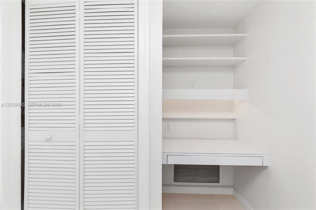 Building Photo - 210 Seaview Dr