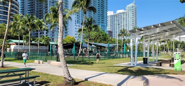 Building Photo - 1750 N Bayshore Dr
