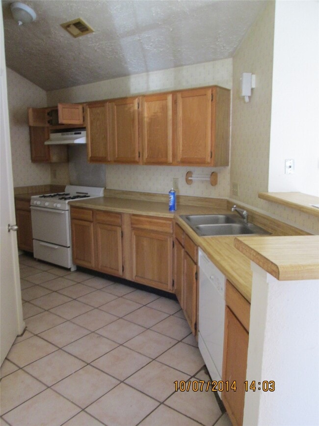 Building Photo - 19947 Mountain Dale Dr