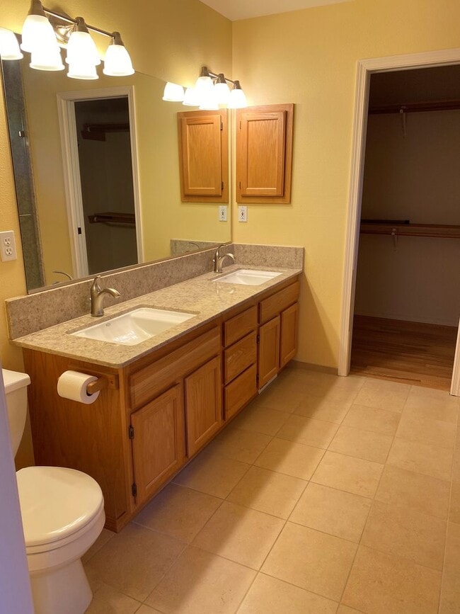 Building Photo - UNIQUE RAMBLER with views in Dockside at Kitsap Lake!