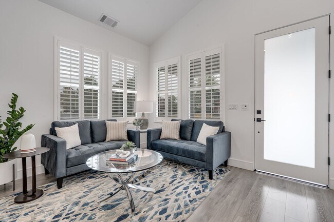 Building Photo - Bright and Beautiful 3 bedroom 2 full bathroom Home! Attached two car tandem garage with large en...