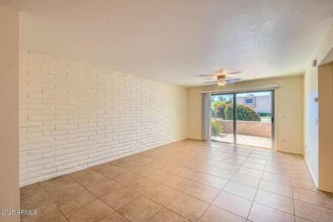 Building Photo - Luxury and Resort like Living at Scottsdale Park Place!!!  Tile throughout, light, bright and Pri...