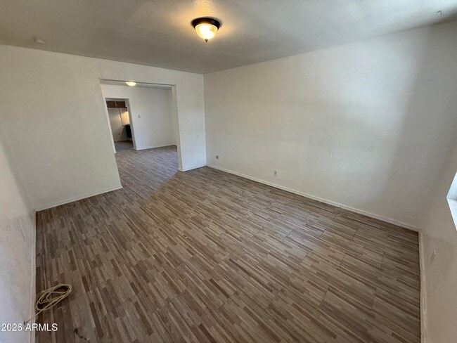 Building Photo - 942 E 8th St