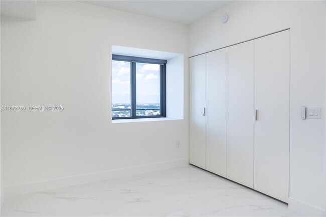 Building Photo - 700 NE 24th St