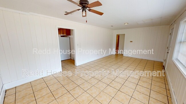 Building Photo - 618 N Rawls St