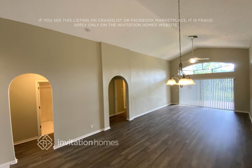 Building Photo - 10484 Lexington Cir S