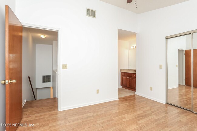 Building Photo - 844 7th Ave S