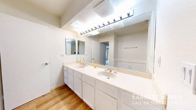 Building Photo - 4915 Tyrone Ave