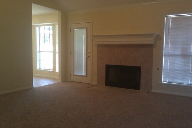 Building Photo - THREE BEDROOMS THREE BATHS, FENCED BACKYARD