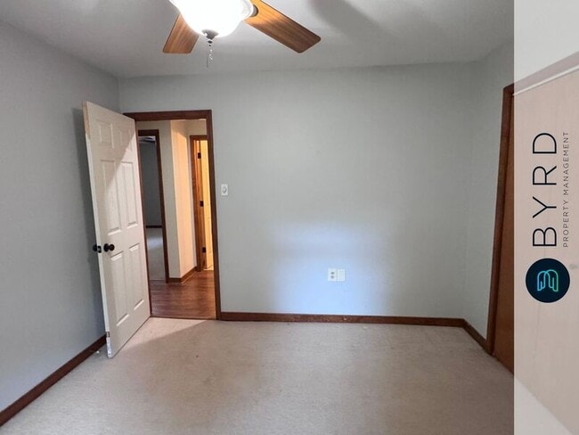 Building Photo - 902 Hartford Ln