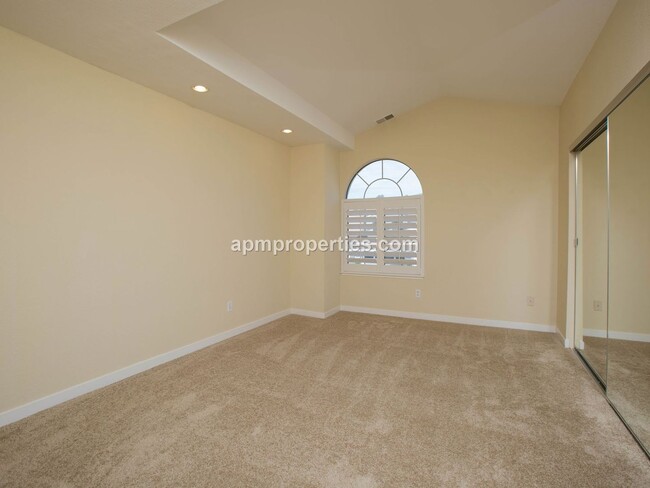 Building Photo - Extraordinary 3 Bedroom, 3 bath Canyon Lakes Golf Course Home!