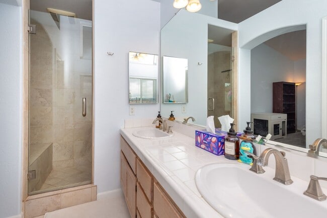 Building Photo - 4 Bed, 2 Bath - Sorrento Mesa Single Famil...