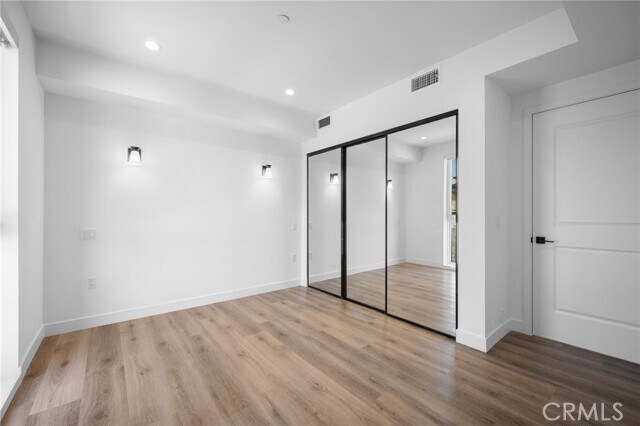 Building Photo - 10657 Moorpark St