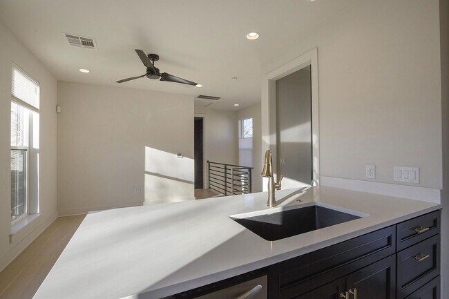 Building Photo - 1708 Perez St