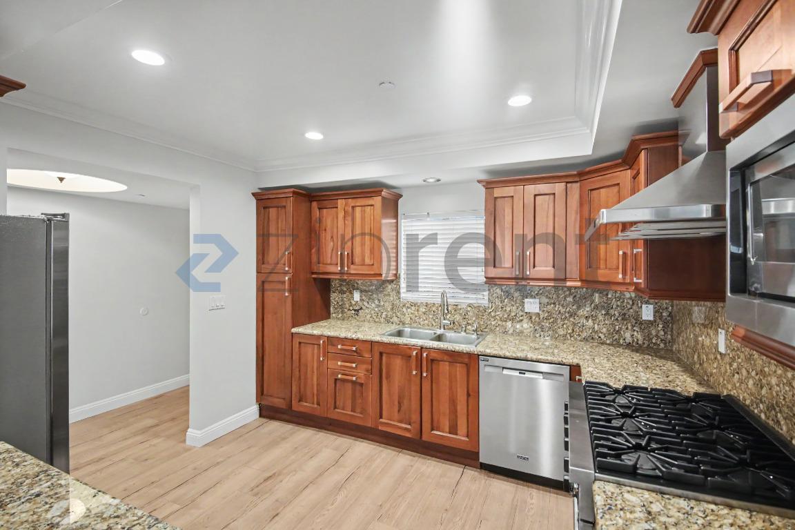 Building Photo - Unit 204