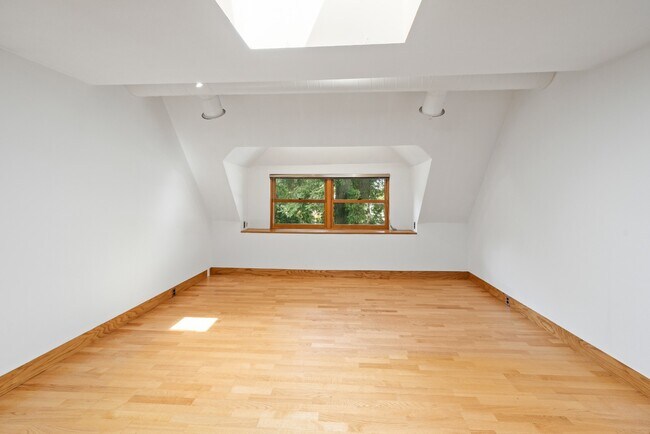 Building Photo - Charming Vintage Second Floor Duplex with In-Unit Laundry in Heart of Oak Park