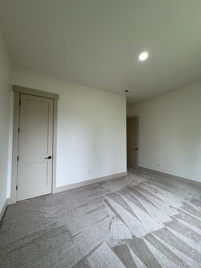 Building Photo - Luxury Rural Home Close to Town for Lease