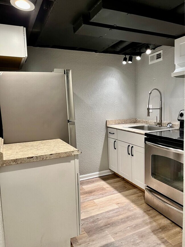 Building Photo - Comfortable 1 bedroom condo unit in KCMO!