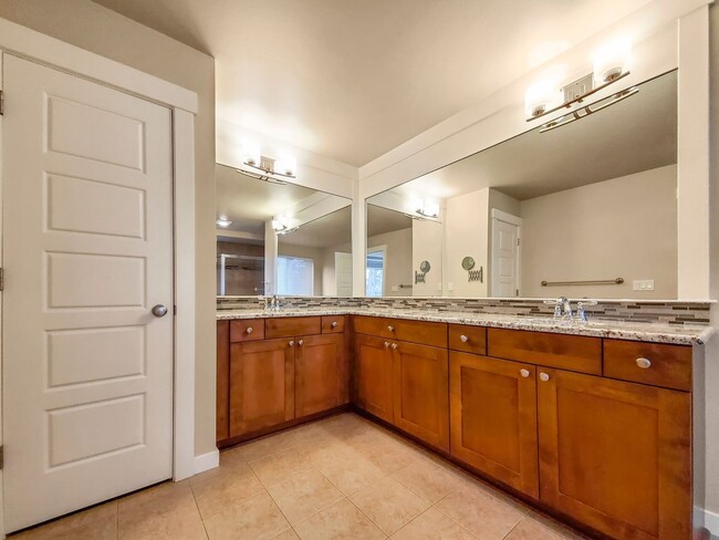 Building Photo - Convenient location near I-405 across from...