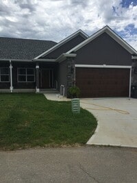 Building Photo - Townhomes in Savannah schools!