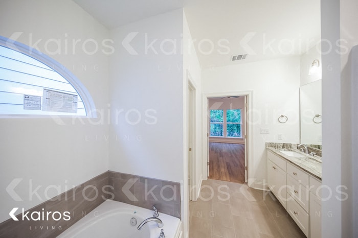 Building Photo - 6542 Roux Dr