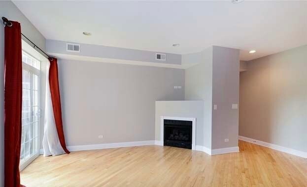 Living room - 5880 N Ridge Ave