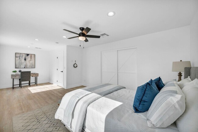 Building Photo - Meticulously renovated single-story contem...
