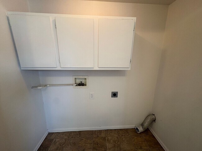 Building Photo - Fully Renovated 3 Bed 2.5 Bath Townhome w/ 1 Car Garage & Yard!