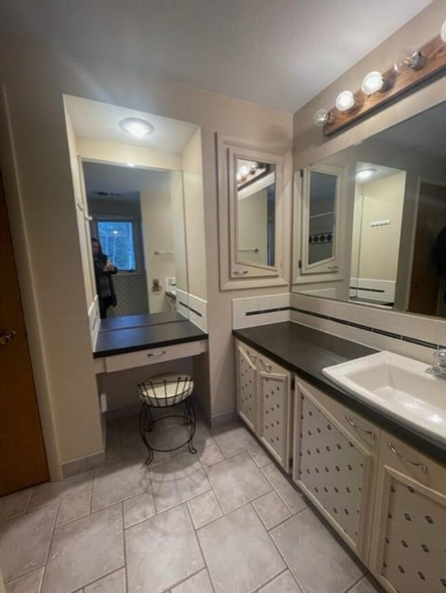 Building Photo - Long Term Rental on Lake Five!