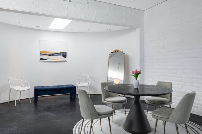 Building Photo - Mid-century modern home in Arcadia with pr...