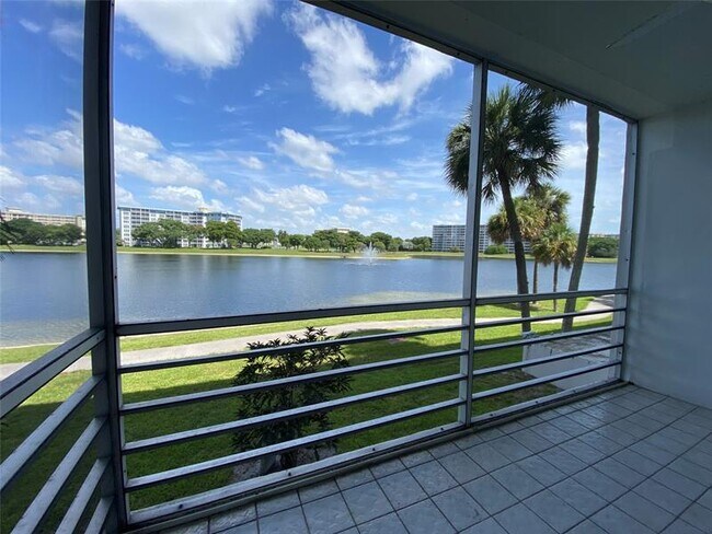 Building Photo - 2801 N Palm Aire Dr