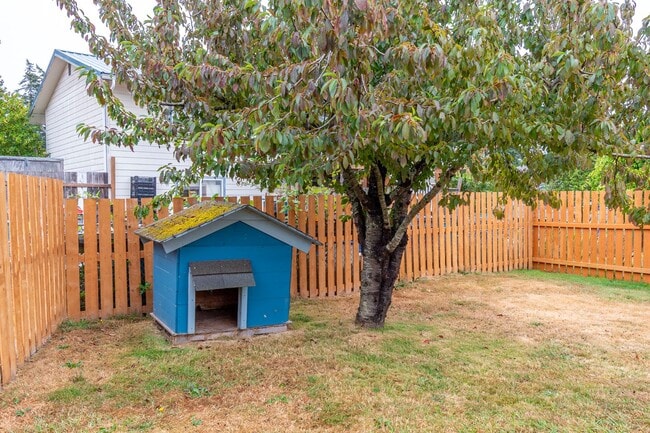 Building Photo - Welcome to this 3 Bed 2 Bath Home Close To Town