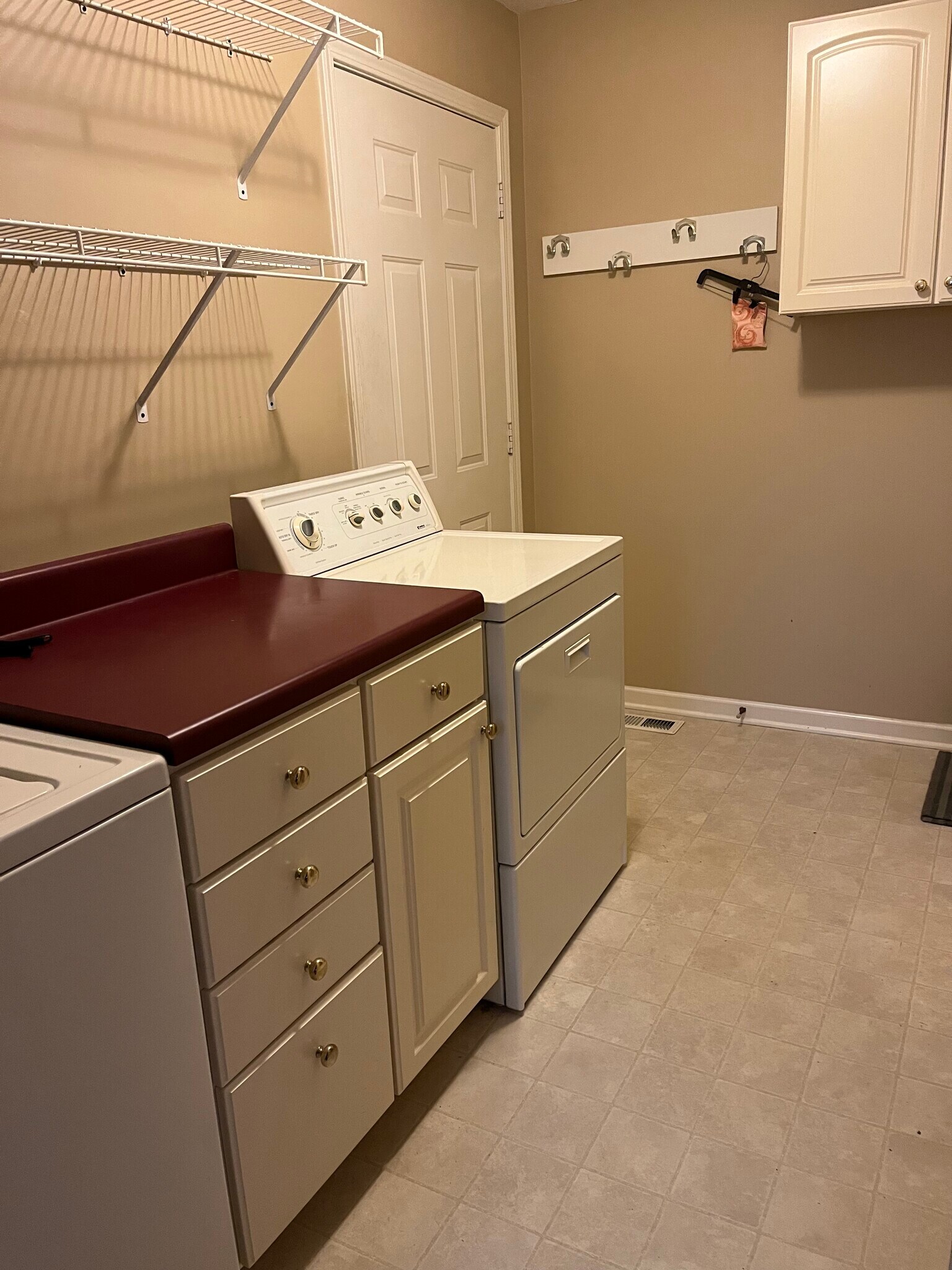 Building Photo - 320 Red Elm Ln