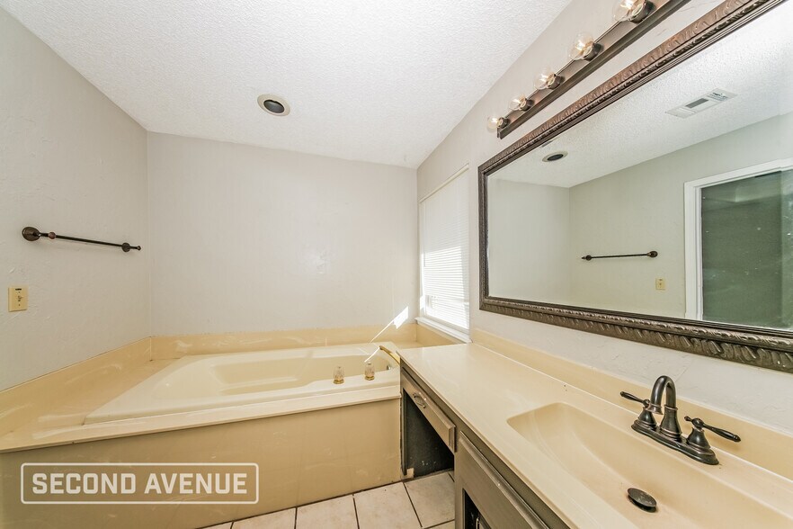 Building Photo - 1200 SW 133rd Pl