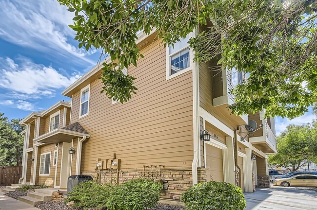 Building Photo - Evolve Real Estate: Spacious 2 Bedroom + L...