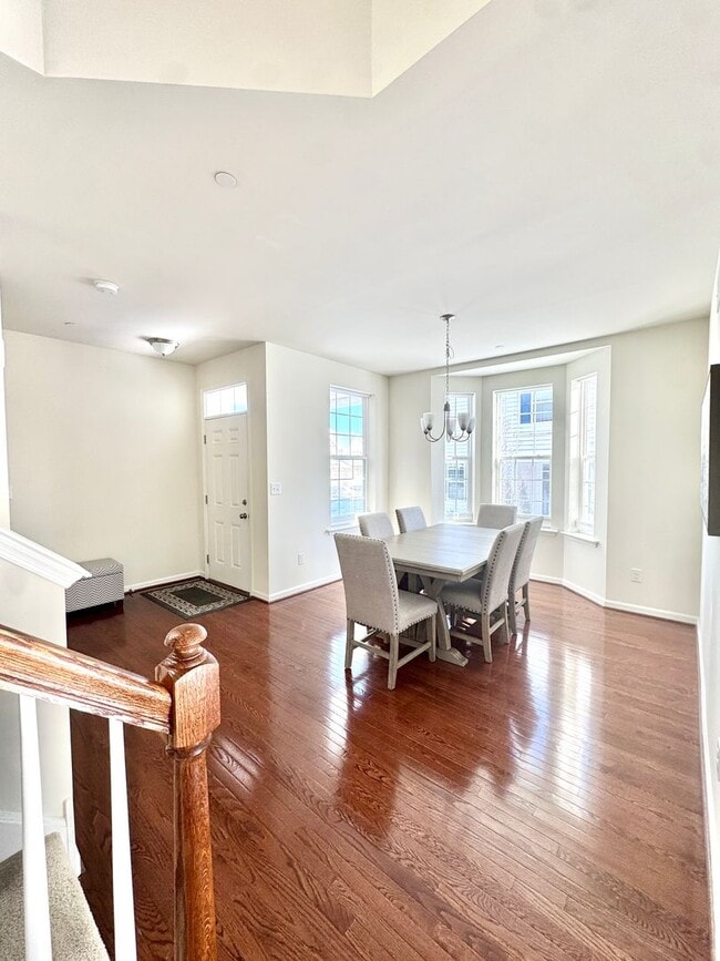 Building Photo - THREE BEDROOM TOWNHOME- PARKLAND SCHOOLS!