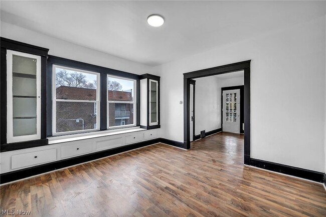 Building Photo - 12001 Oakview Ave