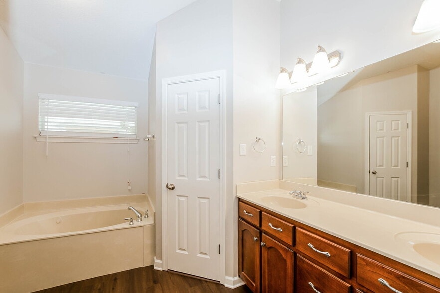 Building Photo - 5733 Fawn Dr