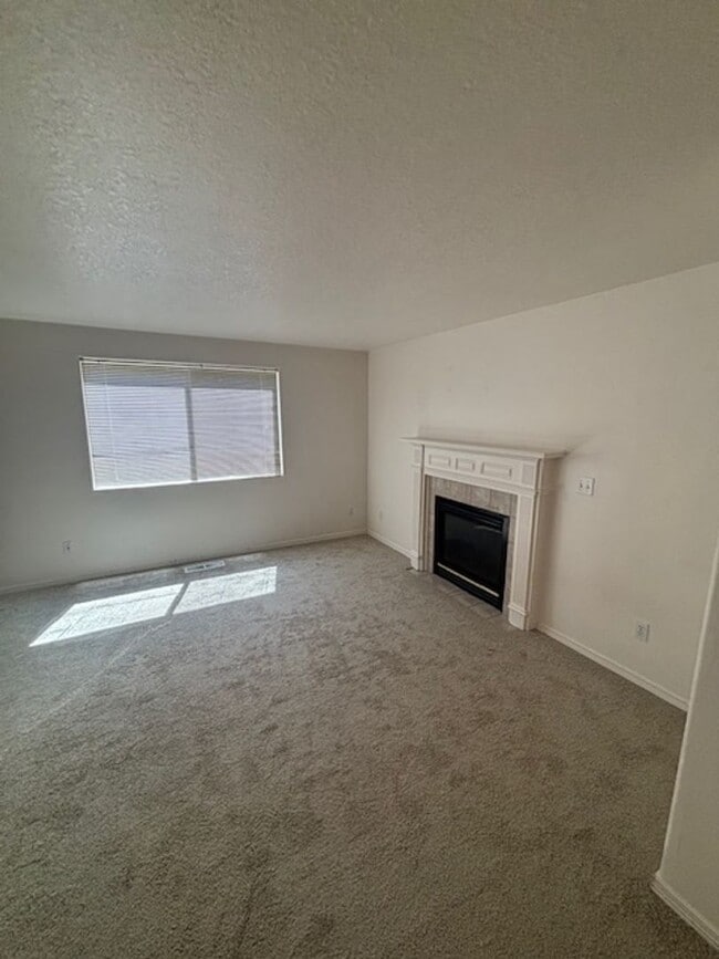 Building Photo - 4 Bed 2.5 Bath in Hillsboro. Half off firs...