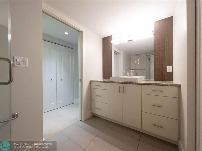 Building Photo - 64 Isle of Venice Dr