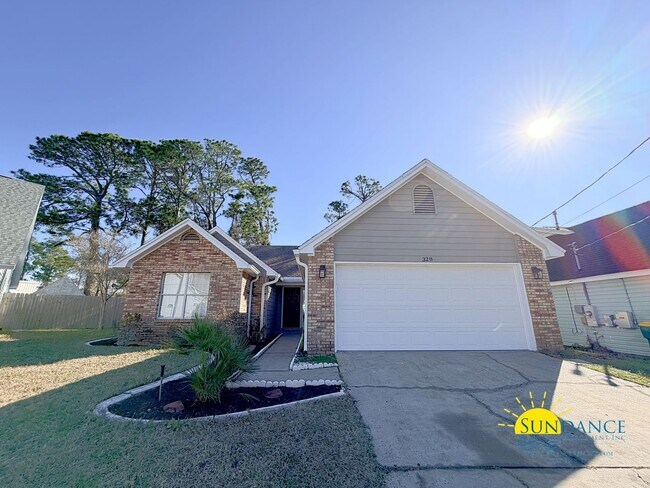 Building Photo - Stunning 3 Bedroom Home in Mary Esther!