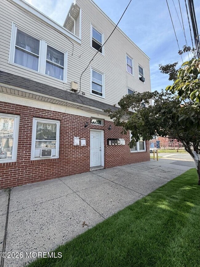 Building Photo - 410-412-412 1st Ave
