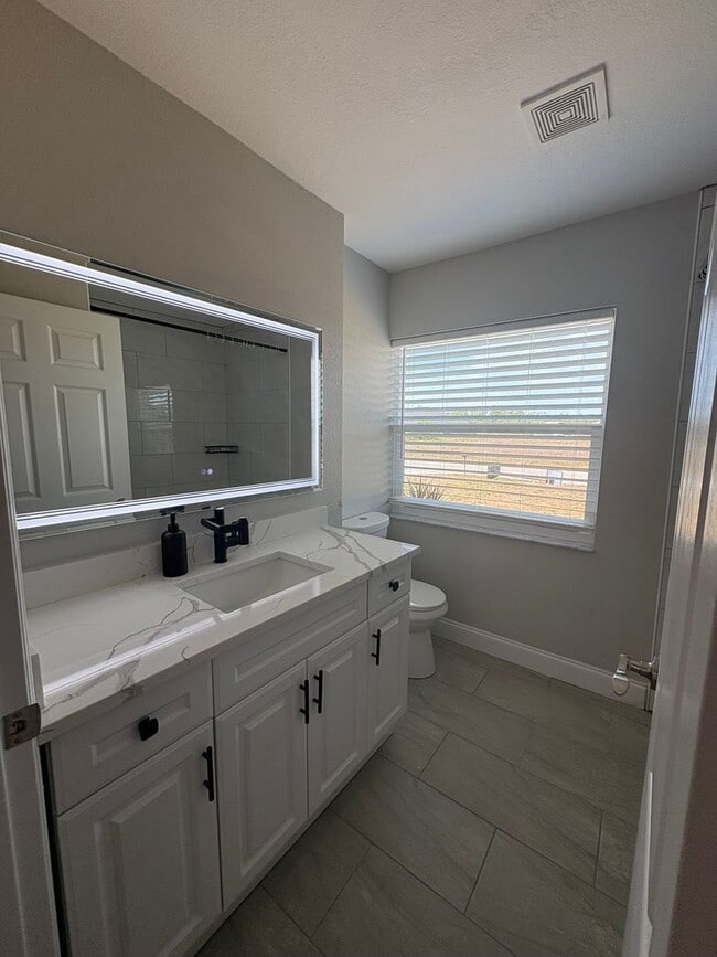 Building Photo - 3/2/2 with Solar!