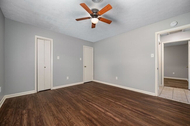 Building Photo - 2 Bedroom 1 Bath located on Veterans Parkw...