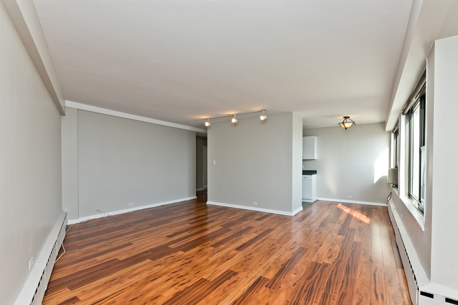 Building Photo - 3410 N Lake Shore Dr