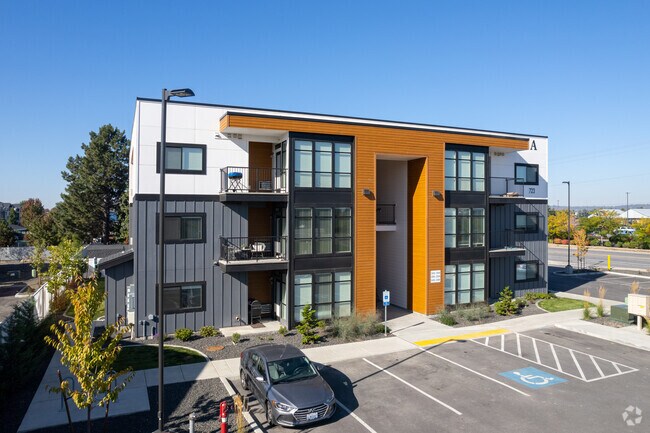 Building Photo - Broadway12