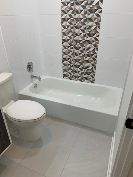 Building Photo - 1002 Castilian Ct