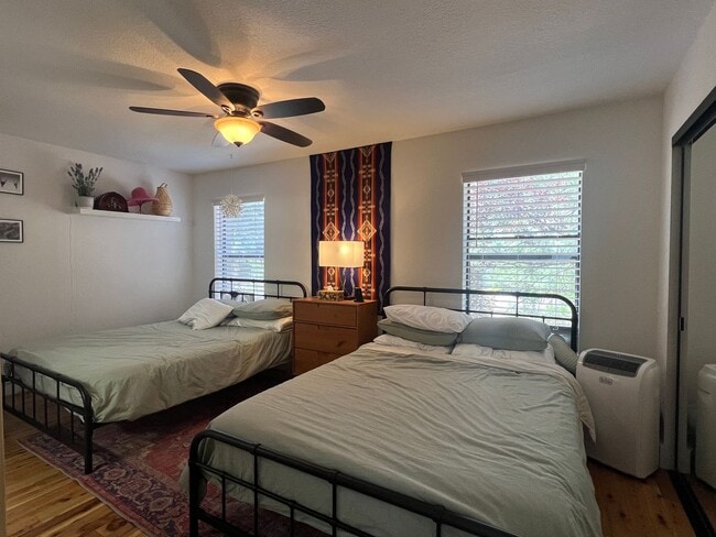 Building Photo - Updated Town house backed by National Forest