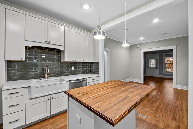 Building Photo - 573 S Pearl St