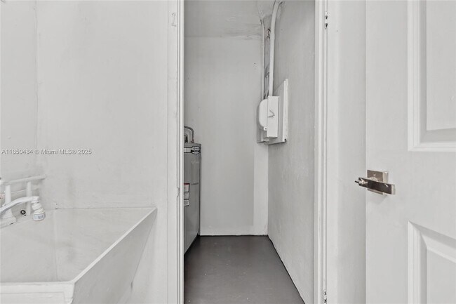 Building Photo - 1581 Normandy Dr